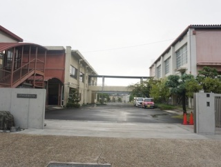 郡津小学校の門扉が新しくなってる