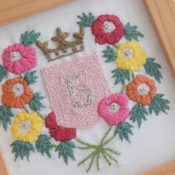 【5月になりましたね^^】「5月の刺繍」が完成したので飾りました♪