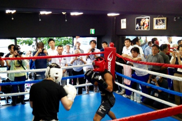 ボクシングポスター　高山勝成 vs イーグル京和　イーグルサイン入り 高山勝成の世界王座返り咲きはあるか? | ボクモバニュース