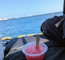 【画像】海見ながらアイス食べてる