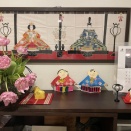 工作・アート・伝統の共演。還暦の春を告げる、賑やかで少しシュール（？）な雛飾り。