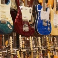 楽器屋「もうスモークオンザウォーター弾くのやめてくれ」