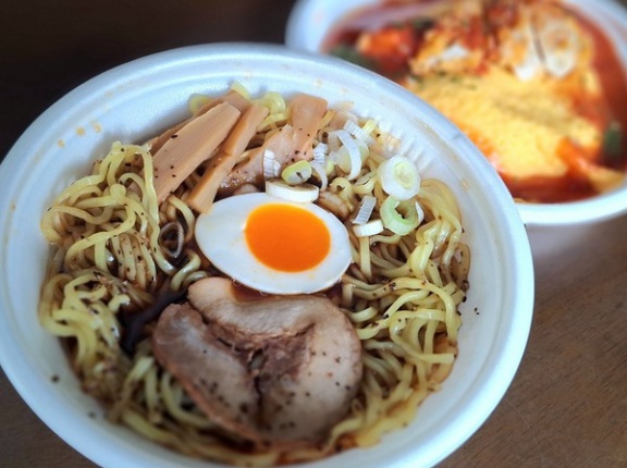 『ファミリーマート』で北陸の名店監修商品を集めたフェア『うまいぞ北陸！名店の逸品』開催！『麺家いろは監修富山ブラックらーめん』ほか食べてみた。11月11日～発売。