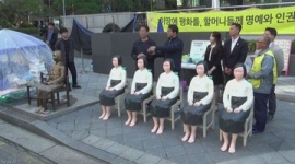 【韓国】バスの慰安婦少女像を大使館前に並べる