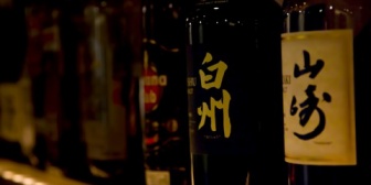 リビングの本棚に焼酎の瓶、トイレにはブルーレットがずらり。インテリアセンスが謎すぎる。