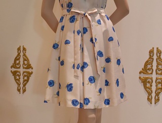 ニュース❗sale80%OFF❗️⭐️BBローズワンピ⭐️BBローズ柄オフ白×ブルー、40サイズが売れています！残り２枚