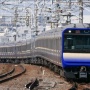【画像】総武快速線の駅でなぜか外国人バックパッカーが表示板を激写しまくり　→　海外ニキなら必ず反応する◯◯だったｗｗｗｗｗｗｗ