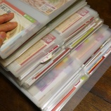 『パートナーの相棒のお弁当の食材買出しと狭いワンルームのおかげでこもりきりとならず外出の機会となり共に集め続けノートに貼り切れなくり100均のファイルにまとめた無料でいただける』の画像