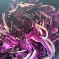 寒いので〜コンソメいらずの色鮮やかな紫の食べるスープ