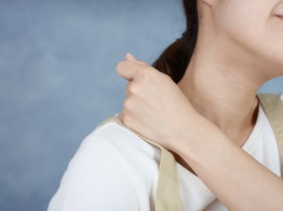 【大惨事】男性「首の骨でもポキポキ鳴らすか……ん？…あれ？」→