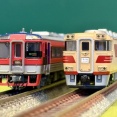 トミックス「キハ181」とマイクロエース「キハ185」を並べてみました。