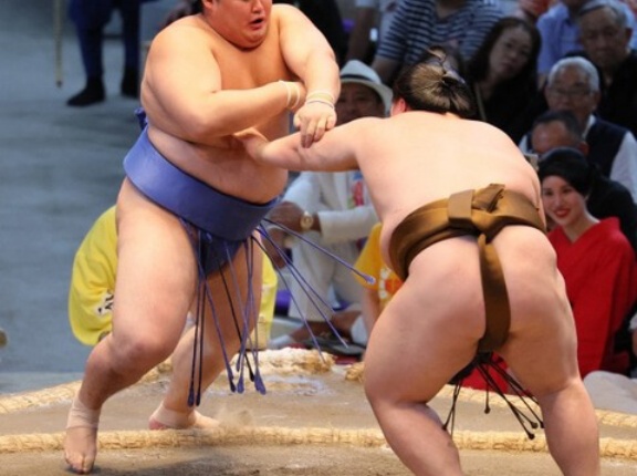 【速報】大の里が初日黒星！若隆景に一気に押し出され、土俵下で呆然の幕開け