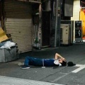 精密採点Aiと路上睡眠男子