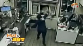 ドライブスルーから侵入しようとした強盗、熱々のコーヒーをぶっかけられ逃走…アメリカ