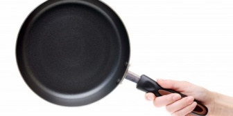 【ヤバい女】付き合ったばかりの彼女が夕飯を作ってくれることに、彼女「ぎゃああ！油がはねた！許せない！訴える！」俺「え？誰を？」→ 結果…