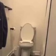 私は子イヌを飼っている。今、トイレに行くことができません → なぜならば…