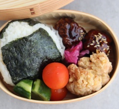 おにぎり弁当と痛い首