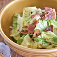 【保存版】旬の春キャベツが1番おいしい食べ方。春キャベツとベーコンのにんにくオイル蒸しの作り方