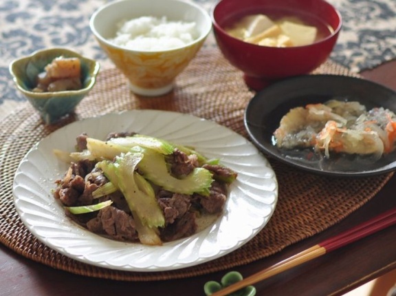 昨日の朝の夫婦の会話（結婚31年目）とセロリと牛肉の炒め物で晩ごはん