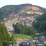 『能登半島地震の被災状況、輪島市の県道1号線沿いの斜面災害の状況』の画像