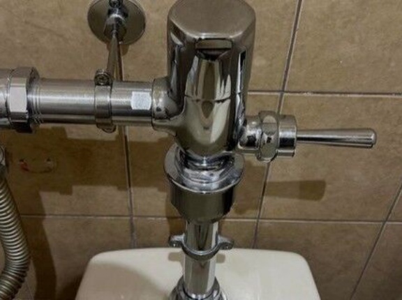 公衆トイレの水を流す「レバー」、手と足どっちで押すかネットで意見が真っ二つに