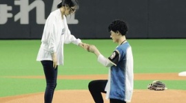 日ハムの一般人始球式でサプライズ　男性「ストライクなら結婚して下さい」 → 外角に大きく外れる