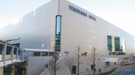 国籍不詳の自称記者が韓流ライブを無断撮影 → スタッフに見つかって追い出される → 逆ギレでドア破壊して逮捕…横浜アリーナ