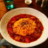 『手軽に本格！にんべん「だしとスパイスの魔法」シリーズでご褒美ごはん★ビーツに肉と野菜の旨みにハーブの香りたっぷり★半熟ふわふわオムライスinボルシチ【レシピ 1720】【レシピブ�』の画像