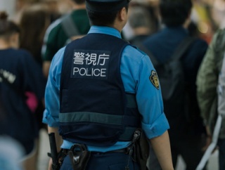 安達容疑者は女の子にモテたくて熱い鍋をそのままつかんで火傷した手を琵琶湖の水でずっと冷やしてた・・