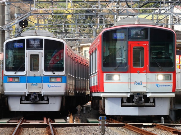 まもなく終焉へ 小田急1000形の赤と銀が共演する箱根登山線内