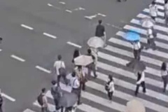 【事故の瞬間】新宿の交差点で信号無視する自転車　車にはねられる