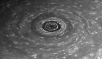 【宇宙】土星の巨大な渦の「目」、NASA探査機カッシーニが撮影