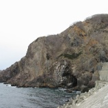 『神恵内村の火山岩の産状、西の河原トンネル南側坑口の柱状節理』の画像