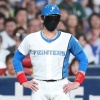 【球宴】日本ハム・新庄監督　特注「電光掲示サングラス」で登場　大歓声で三塁コーチャー務める