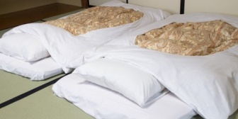 夜泣きした子供をあやした後、子供を俺の布団に置いて行くのが地味にイラつく。寝がえりできないんだけど…