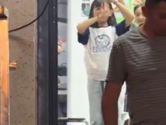【動画】新疆ウイグルの少女、観光客に向けて・・・・・・