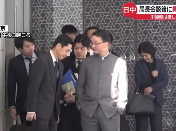 両手をポケットに突っ込んだ中国アジア局長…宣伝戦で示す「怒り」！