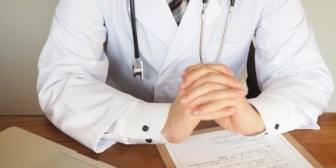 旦那に20発以上殴られ病院へ。→病院で嘘の説明をする旦那、帰ったらまたやられんのかなーと家に着いて数分後、インターホンが鳴った