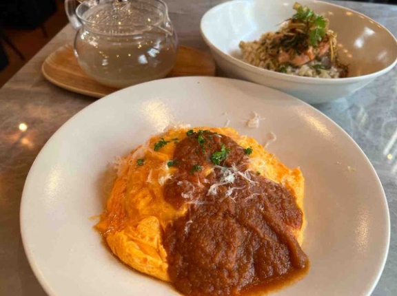 中央区本町通9番町にオープンした『CAFE MADO』で『焼リゾット 村上茶とハマグリ出汁のお茶漬け仕立て』『ツバメファームアスタ卵の濃厚オムライス』のセット食べてみた。