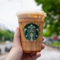 女性ウーバーさん、コーヒーを溢しちゃうも許される