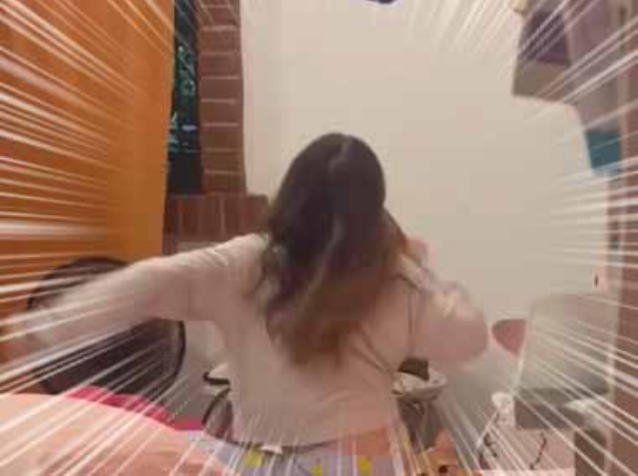 女の子がベッドの上で騒いでいた。あなたの娘がうるさいんですけど → 猫はこんな顔です…