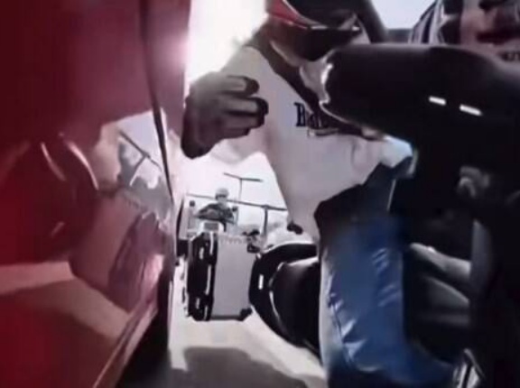【動画】この信号待ちしてただけで追突されたバイク女子さんが、勢いで隣のベンツにぶつかった事故、過失割合ってどうなるの？