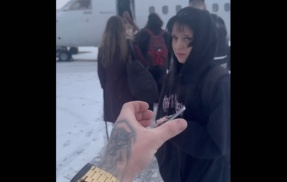 外国人「私はカナダから日本までこのために旅行しました」と左手を謎のポーズにしたまま日本へ行く動画を投稿 → オチを見た日本人が大歓喜ｗｗｗｗｗ