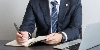 妻がフリン。→噛まれたりしました。→警察に通報。→「クビになったのはあなたのせい」等とメールが来るのですが…