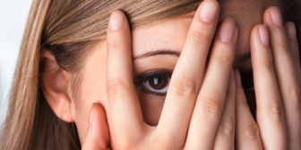 高2の妹のスペースで妊娠検査薬を見つけてしまった。母に言うべきか、見ないふりをすべきか…