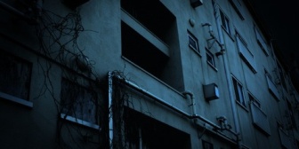 引っ越しの初日、深夜2時ごろ玄関扉をドンドンされ最初は悪戯かと思って怒ってたけれど…