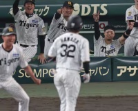 濱田太貴さん、ボテボテラッキーテキサスヒットで同点wwwwwwwwwww