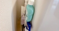 【シニアの暮らし】掃除道具は使う場所を定位置に！フィルムフックで洗剤置き場…