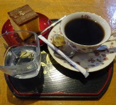 栃木県湯西川温泉のなすや物産館で味わう日光カステラとコーヒーが実にうまい