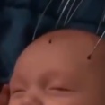 待ってました！頭皮マッサージが大好きな赤ちゃんの嬉しそうな表情。海外の反応